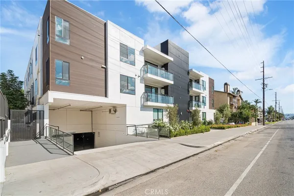 $3,700 | 7510 Sepulveda Boulevard, Unit 304, Van Nuys, CA 91405