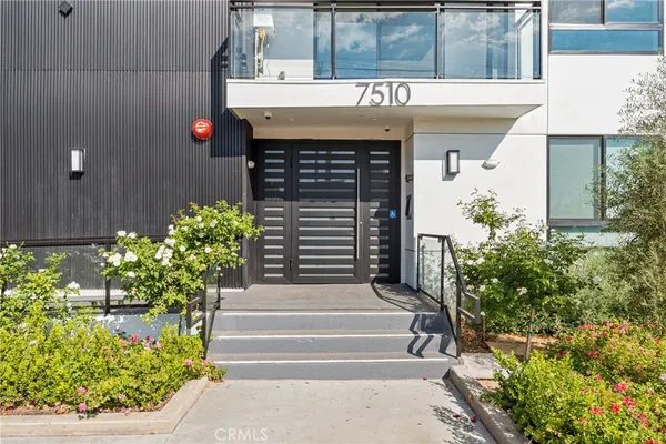 $3,700 | 7510 Sepulveda Boulevard, Unit 304, Van Nuys, CA 91405