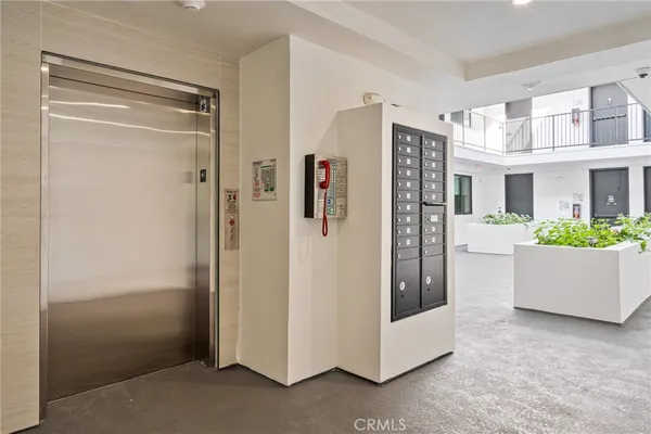 $3,700 | 7510 Sepulveda Boulevard, Unit 304, Van Nuys, CA 91405