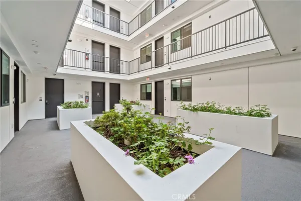 $3,700 | 7510 Sepulveda Boulevard, Unit 304, Van Nuys, CA 91405