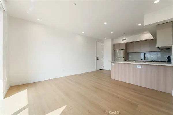 $3,700 | 7510 Sepulveda Boulevard, Unit 304, Van Nuys, CA 91405