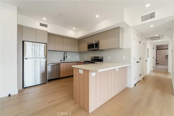 $3,700 | 7510 Sepulveda Boulevard, Unit 304, Van Nuys, CA 91405