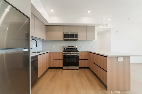 $3,700 | 7510 Sepulveda Boulevard, Unit 304, Van Nuys, CA 91405