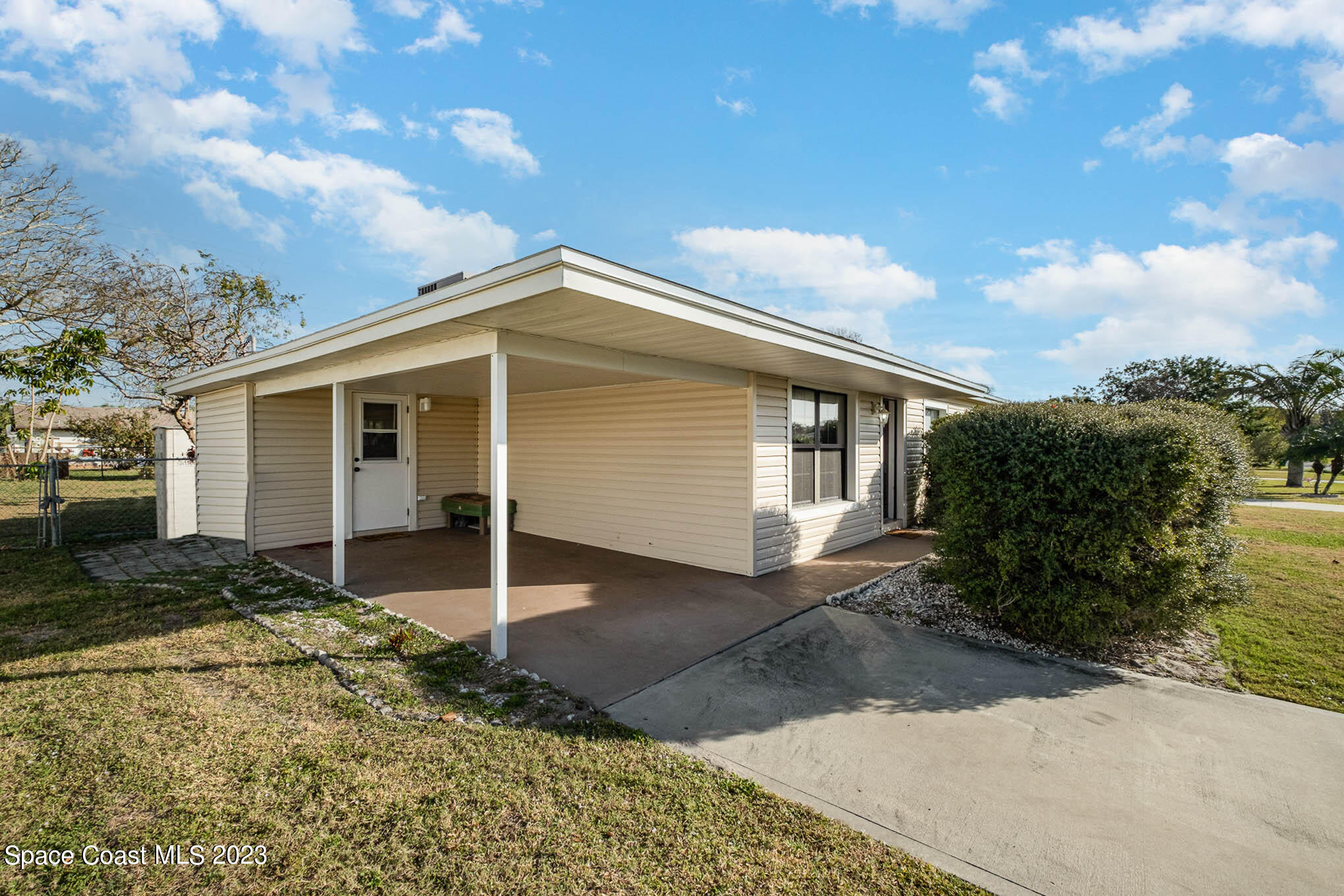 2710 Locksley Road Melbourne, FL 32935 - Photo 3 of 25 a front view of a house with garden