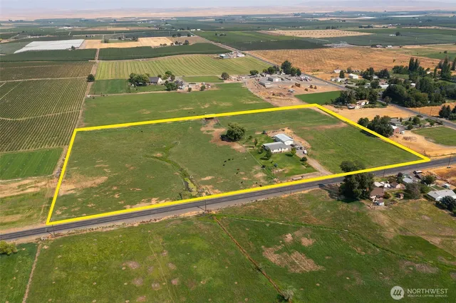 a view of a tennis court