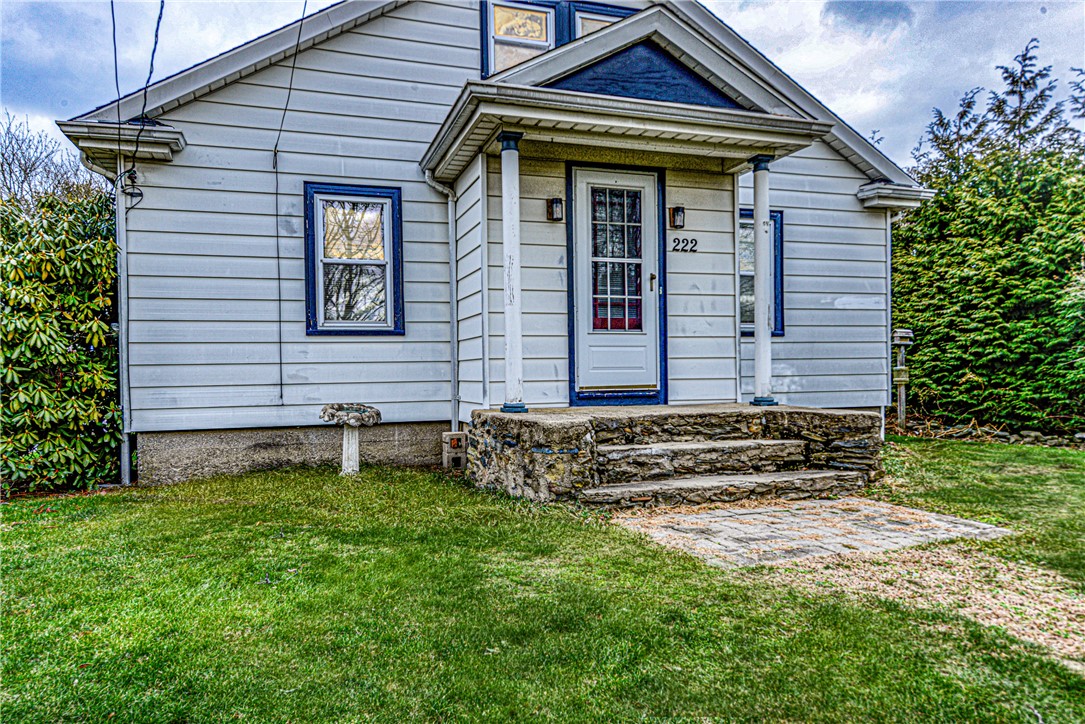 222 Peckham Avenue Middletown, RI 02842 - Photo 2 of 35