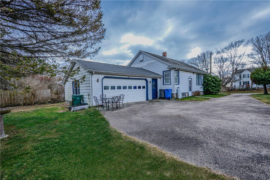 222 Peckham Avenue Middletown, RI 02842 - Photo 4 of 35