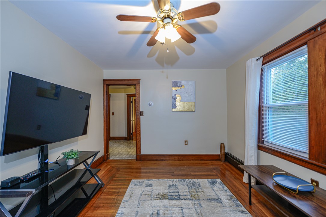 222 Peckham Avenue Middletown, RI 02842 - Photo 6 of 35