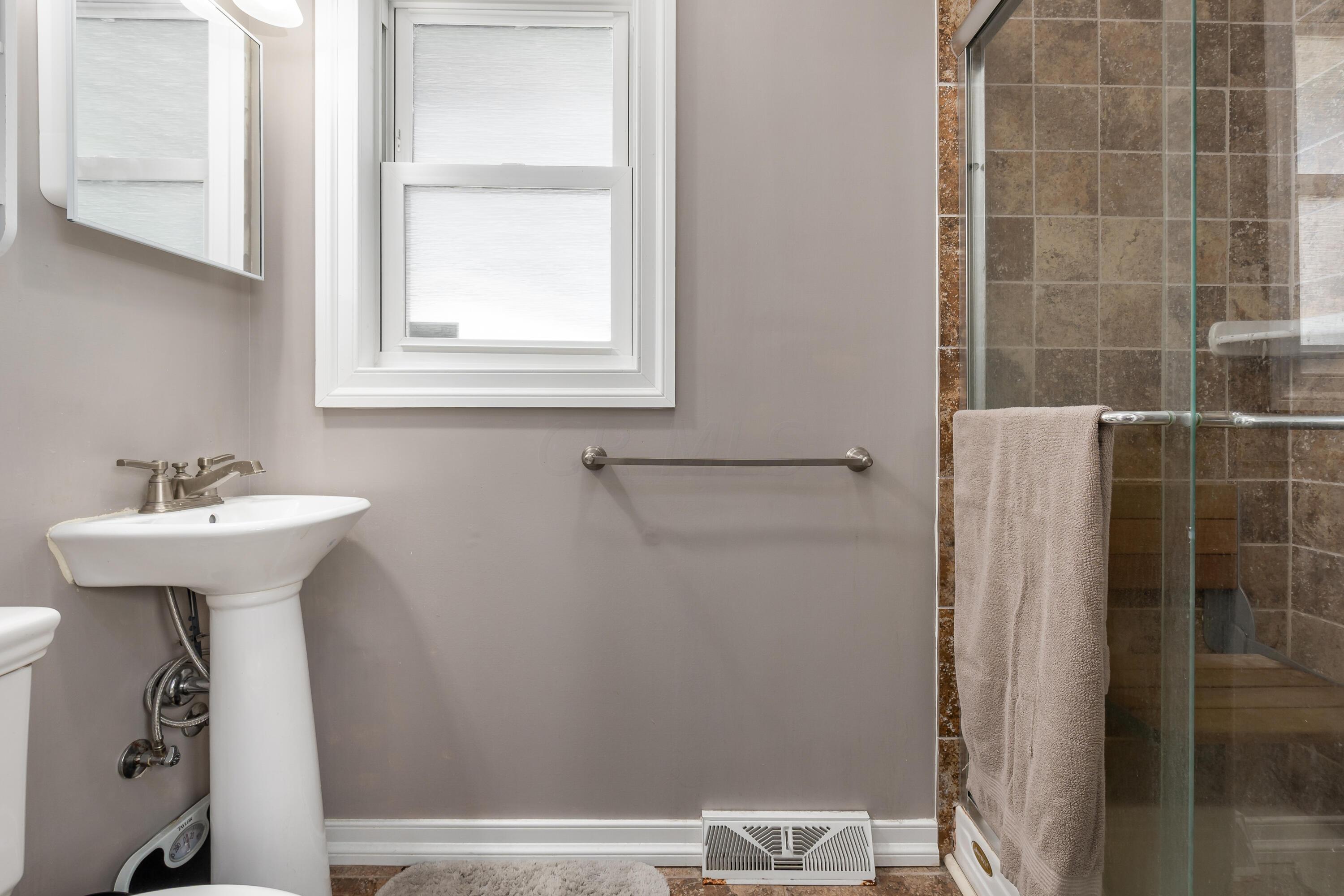 6285 Feder Road Columbus, OH 43228 - Photo 12 of 21 i_6285_Feder en suite bath1