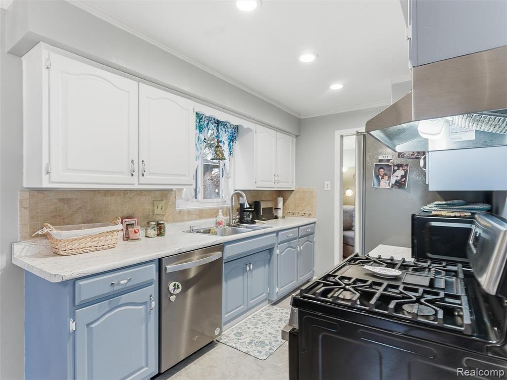 8878 Merriman Road Livonia, MI 48150 - Photo 11 of 36 Gallery Image 11