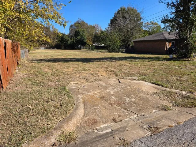 a view of yard with trees