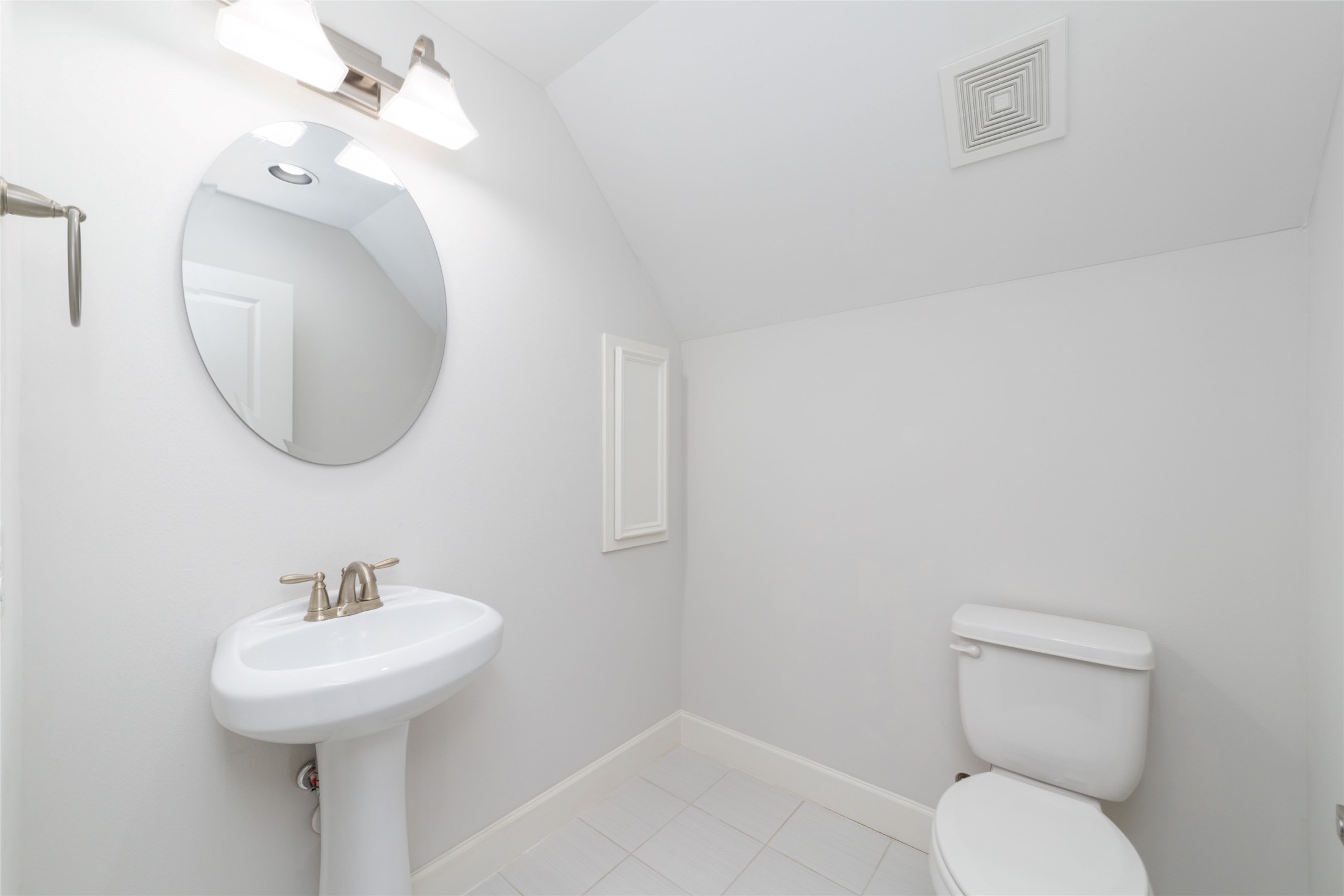 902 West 20th Street, Unit A Houston, TX 77008 - Photo 22 of 23 a bathroom with a toilet sink and mirror