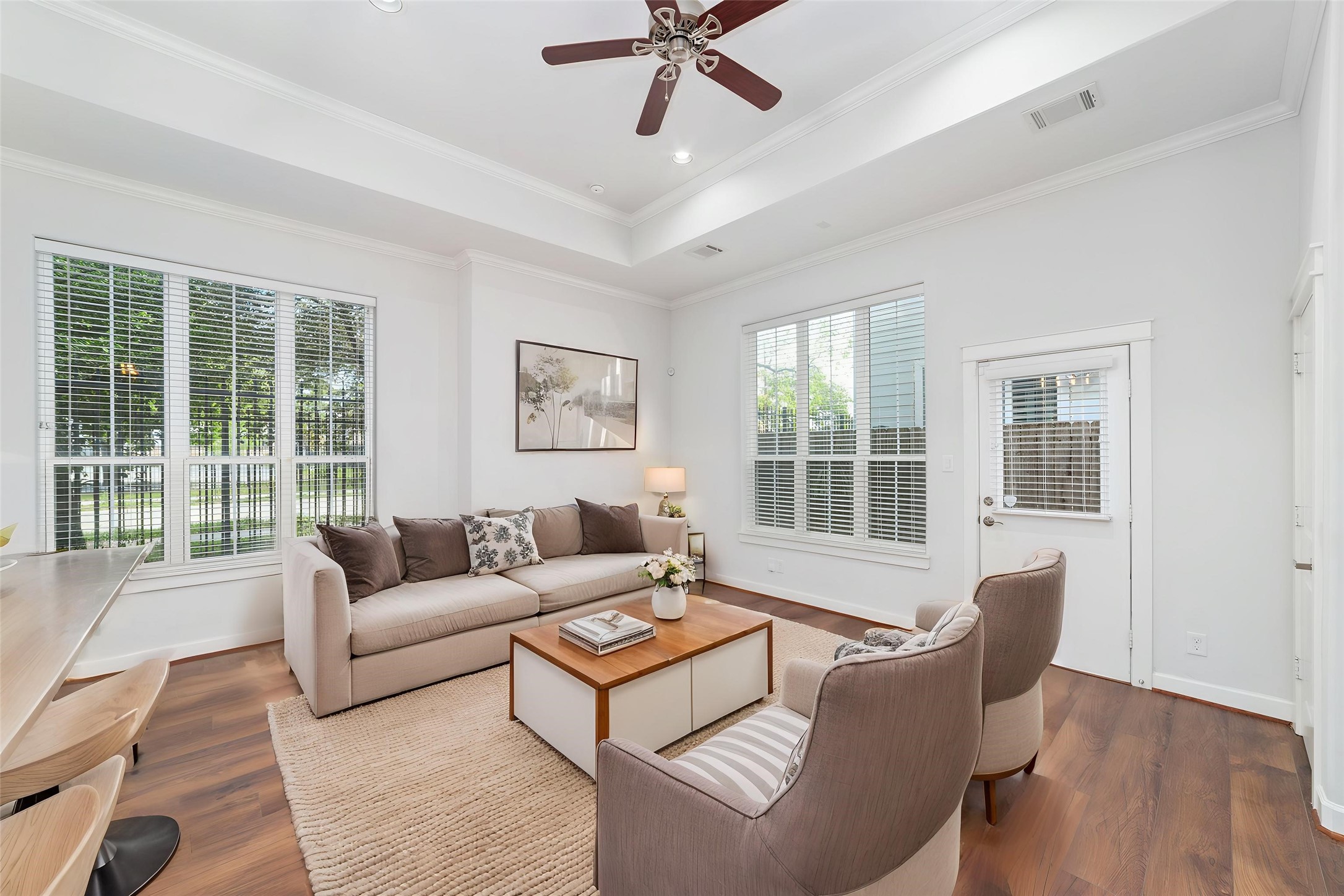 902 West 20th Street, Unit A Houston, TX 77008 - Photo 7 of 23 a living room with furniture and a window