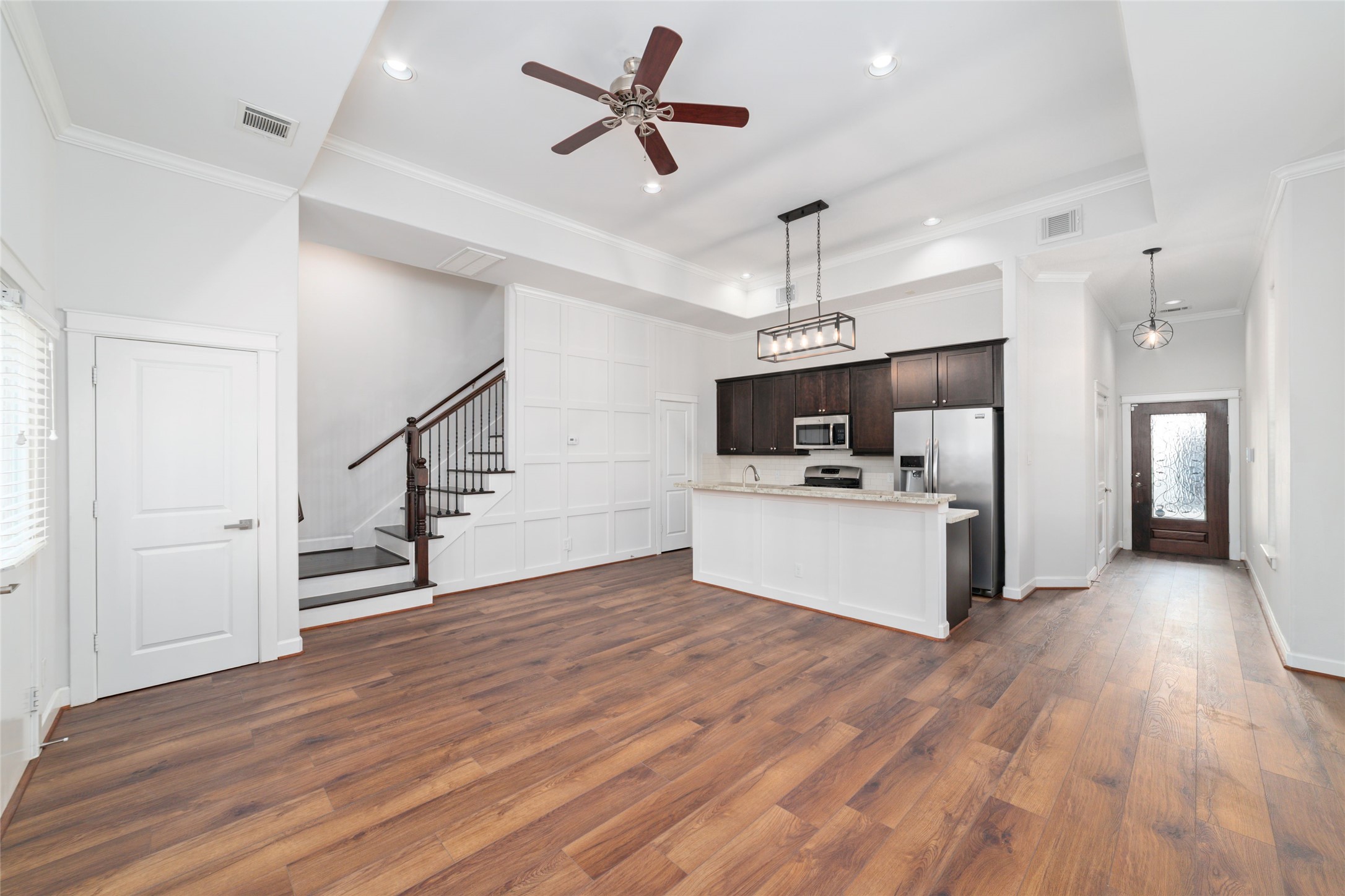 902 West 20th Street, Unit A Houston, TX 77008 - Photo 8 of 23 a view of kitchen with microwave and refrigerator