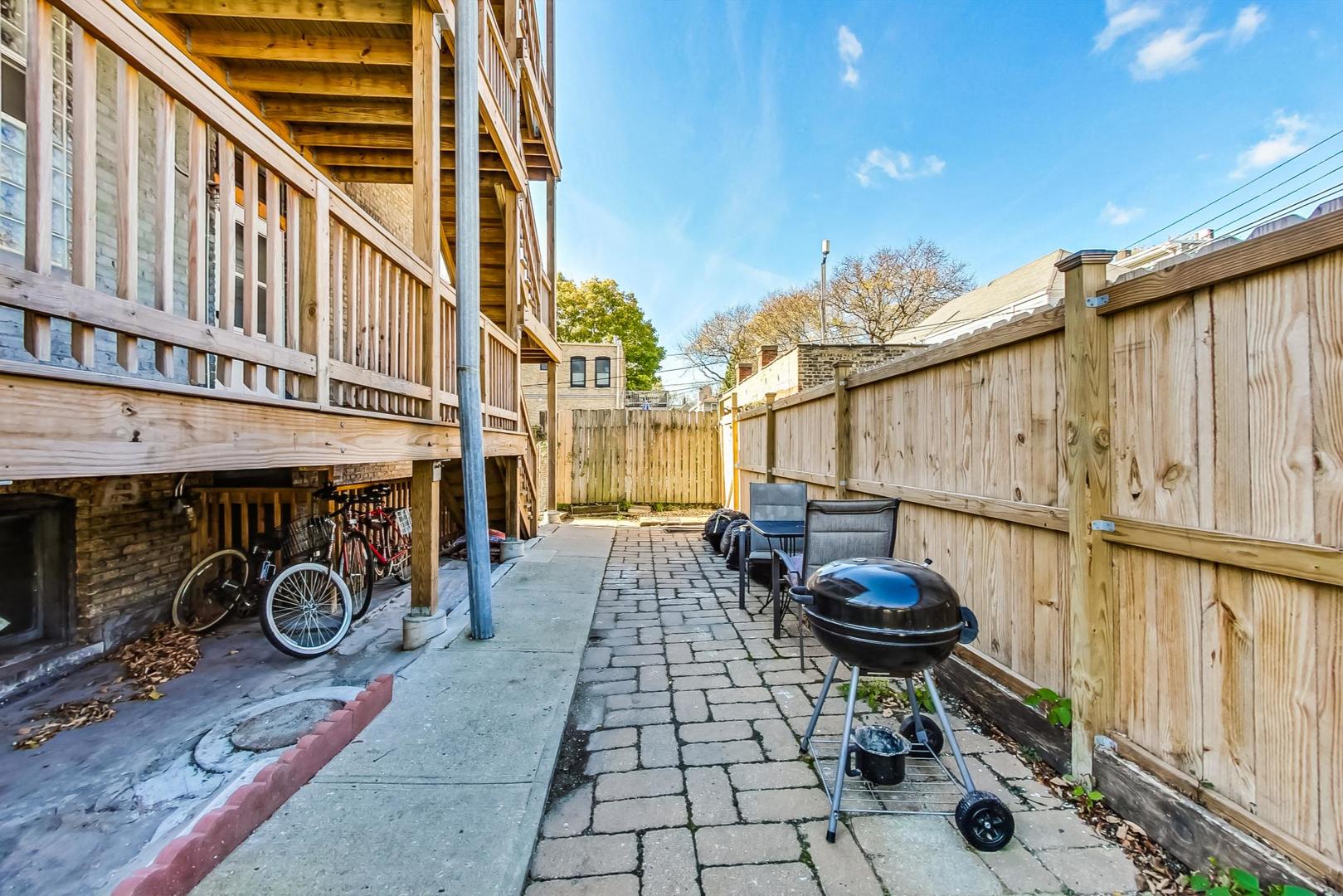 1646 West Byron Street, Unit 3F Chicago, IL 60613 - Photo 29 of 30 a front view of a building with sitting area