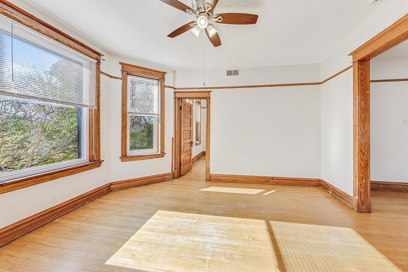 1646 West Byron Street, Unit 3F Chicago, IL 60613 - Photo 7 of 30 a view of an empty room with a window
