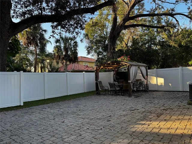 a view of a backyard