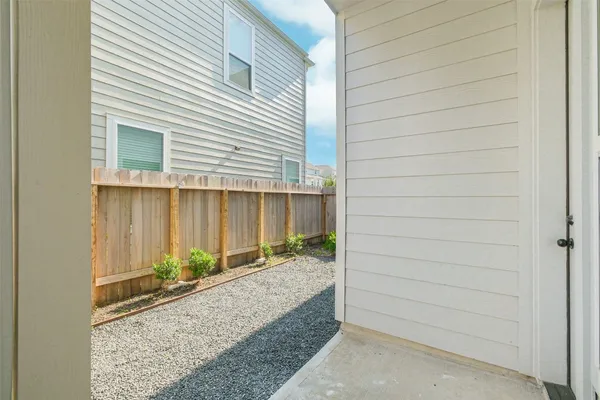 a view of a house with backyard and garden