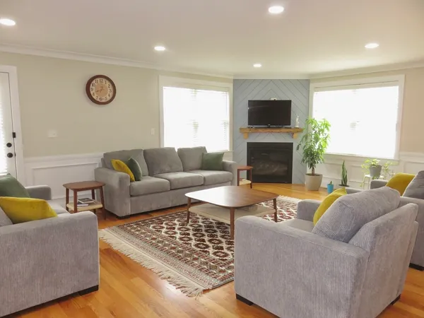 $4,800 | 32 Gale Street, Unit 1, Waltham, MA 02453