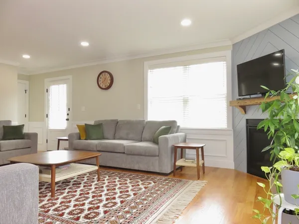 $4,800 | 32 Gale Street, Unit 1, Waltham, MA 02453