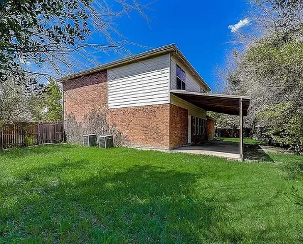 a view of a house with backyard and garden