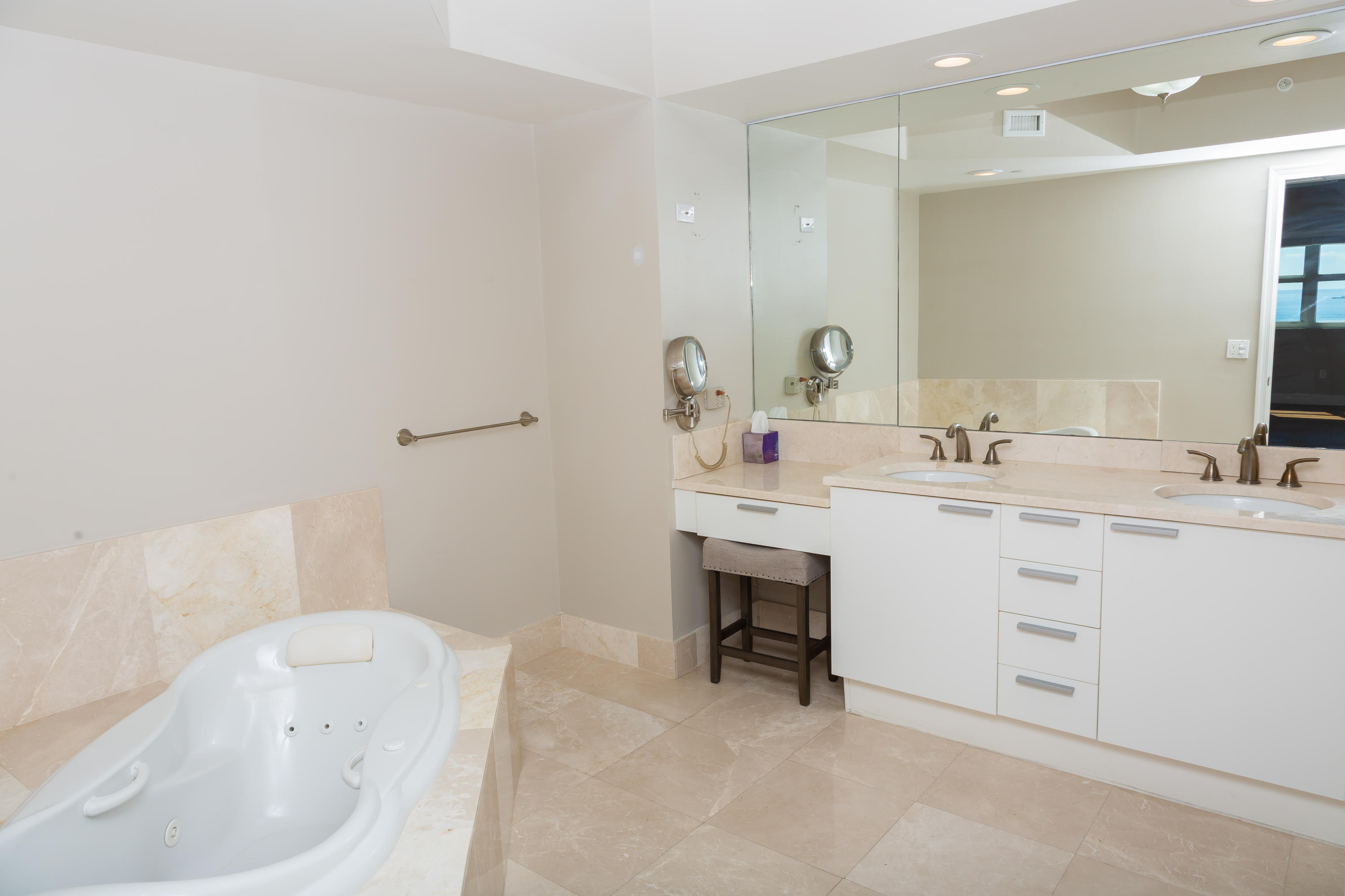 2640 Lake Shore Drive, Unit 2508 Riviera Beach, FL 33404 - Photo 35 of 61 091A7354