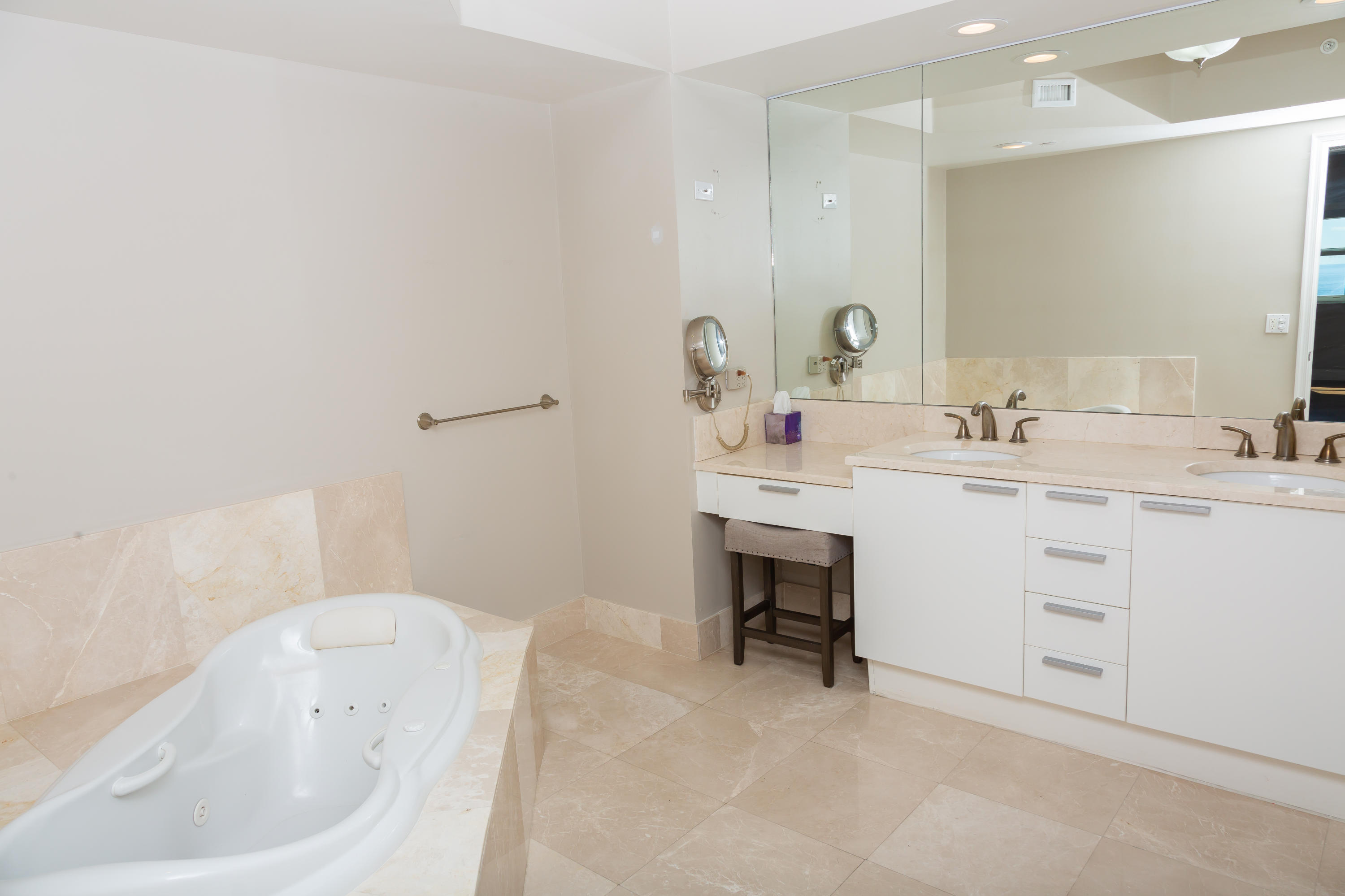 2640 Lake Shore Drive, Unit 2508 Riviera Beach, FL 33404 - Photo 36 of 61 091A7356