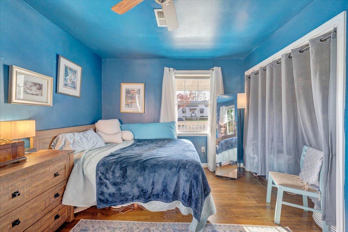 4915 Hildebrand Road Northwest Roanoke, VA 24012 - Photo 18 of 40 a bedroom with a bed and a desk