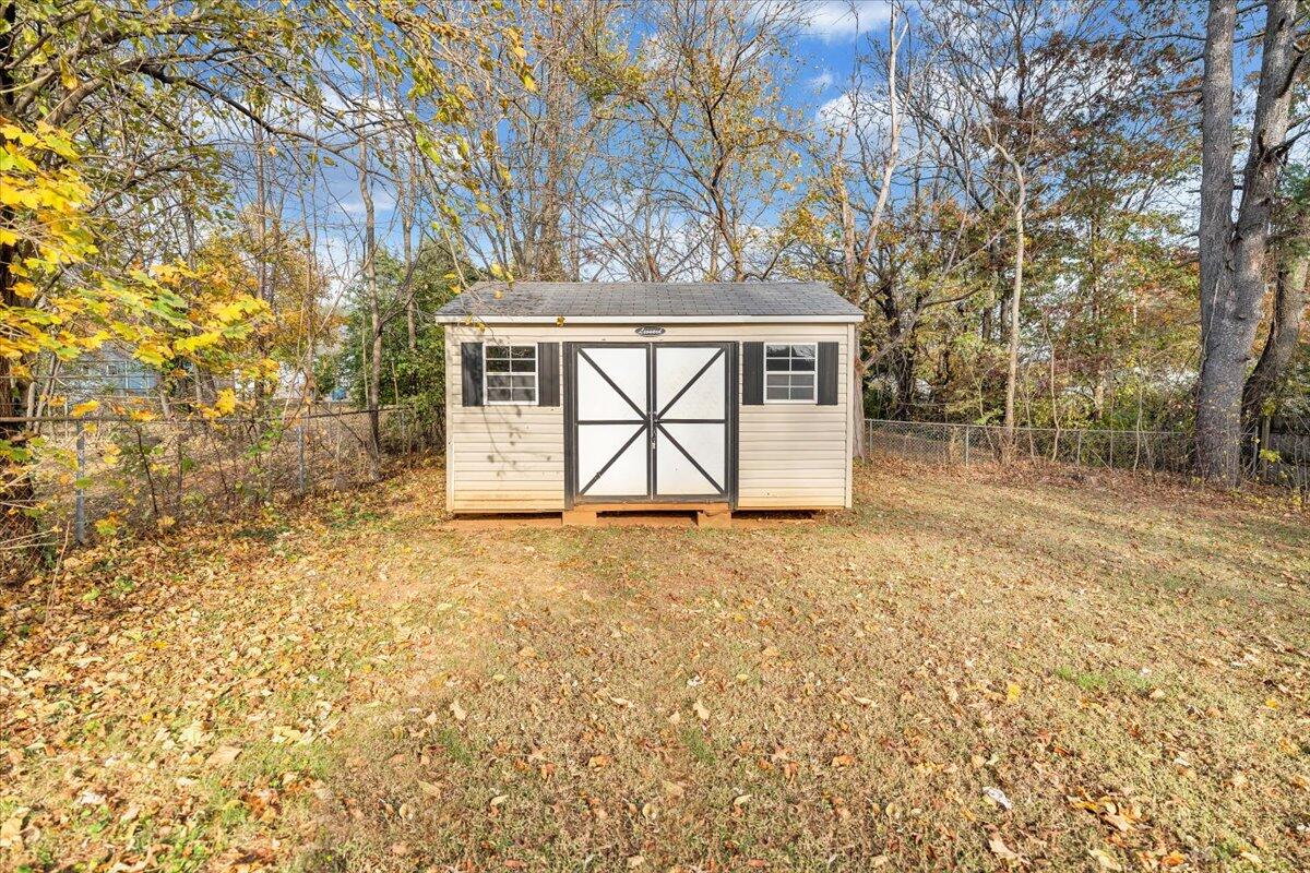 4915 Hildebrand Road Northwest Roanoke, VA 24012 - Photo 35 of 40 front view of a house with a yard