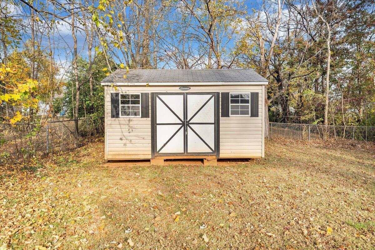 4915 Hildebrand Road Northwest Roanoke, VA 24012 - Photo 36 of 40 a view of a house with a wooden fence