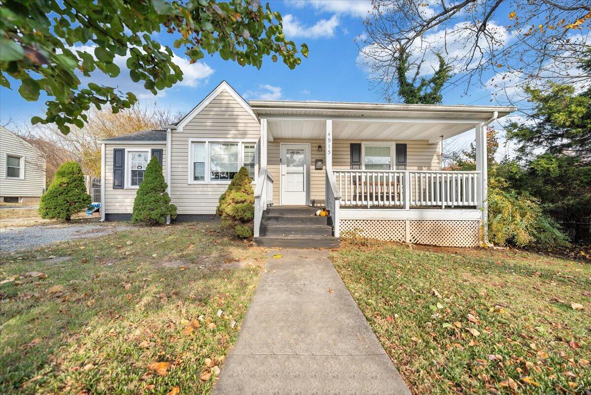4915 Hildebrand Road Northwest Roanoke, VA 24012 - Photo 38 of 40 a front view of a house with a garden
