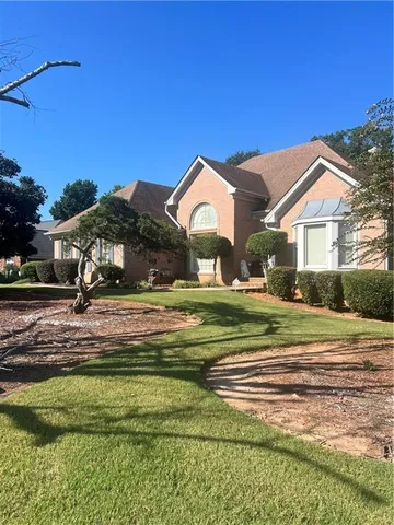a view of a house with a yard