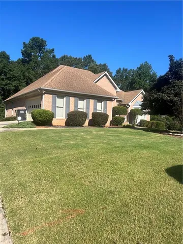 a view of a house with a yard