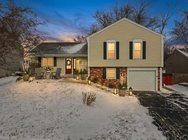 $382,000 | 113 Wallace Street, Bartlett, IL 60103