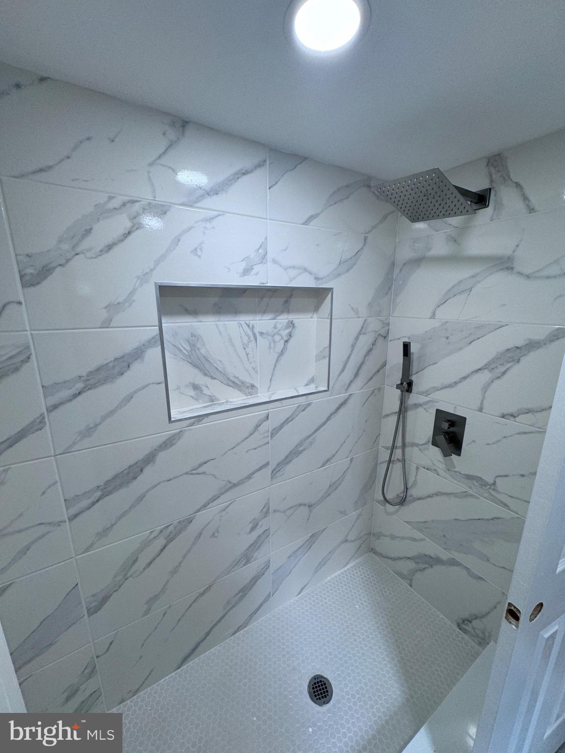 4667 Hawthorne Street Philadelphia, PA 19124 - Photo 11 of 21 a bathroom with a tub