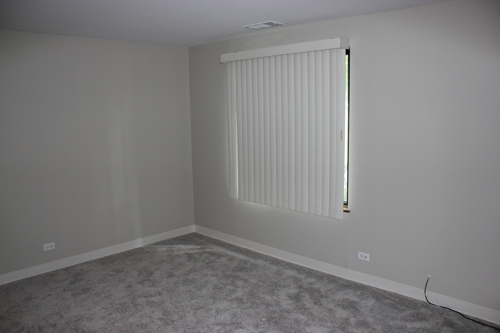 420 Walnut Creek Road, Unit 3105 Lisle, IL 60532 - Photo 9 of 15 an empty room with a window