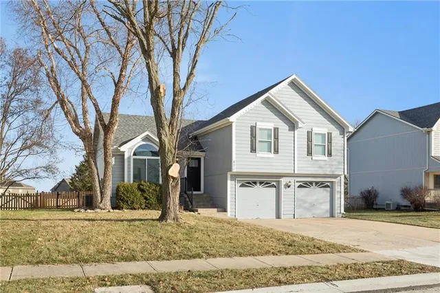 $369,900 | 821 Northeast Colleen Drive, Lee's Summit, MO 64086