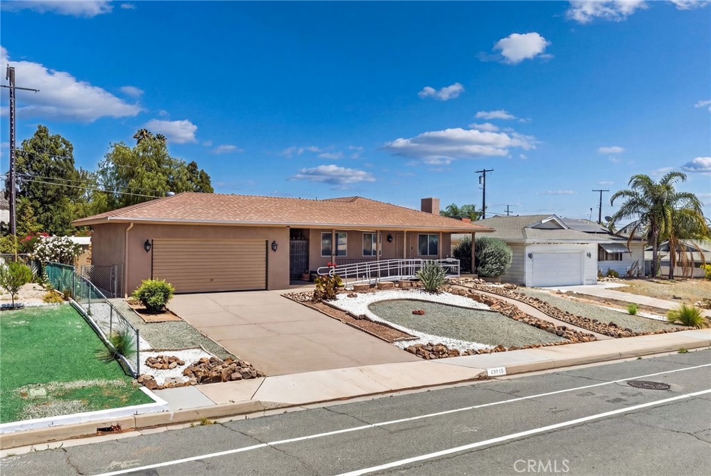 29078 Bradley Road Menifee, CA 92586 - Photo 4 of 42 a view of a house with tub and chairs