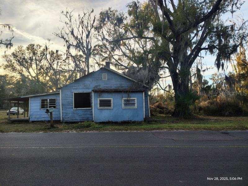 823 South Warner Avenue Perry, FL 32348 - Photo 1 of 30 a house view with a garden space