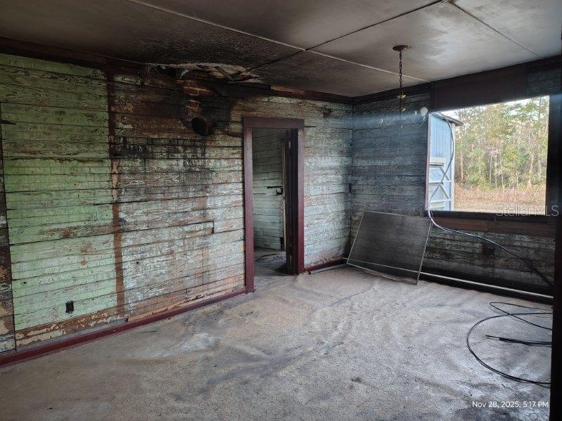 823 South Warner Avenue Perry, FL 32348 - Photo 13 of 30 a view of empty room with window