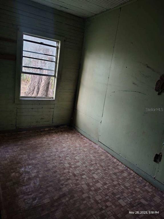 823 South Warner Avenue Perry, FL 32348 - Photo 17 of 30 an empty room with a window