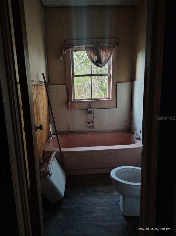 823 South Warner Avenue Perry, FL 32348 - Photo 20 of 30 a bathroom with a toilet and a bathtub
