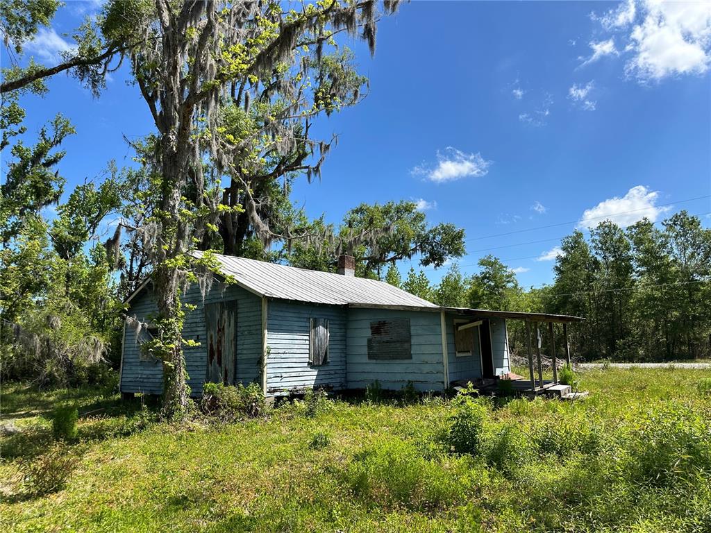 823 South Warner Avenue Perry, FL 32348 - Photo 23 of 30 a backyard of a house with table and chairs