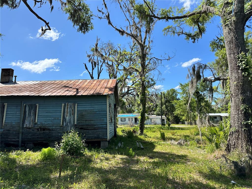 823 South Warner Avenue Perry, FL 32348 - Photo 24 of 30 a backyard of a house with lots of green space