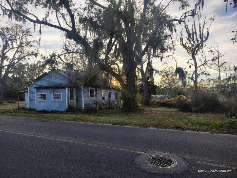 823 South Warner Avenue Perry, FL 32348 - Photo 5 of 30 a house that has a tree in front of it