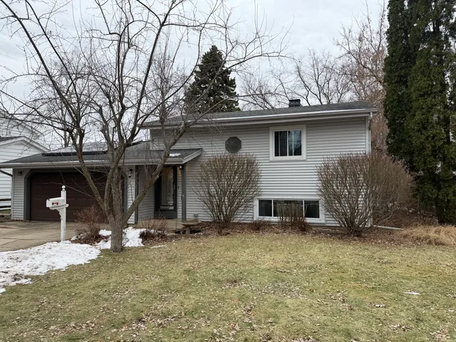 $329,900 | 316 Maplewood Lane, Crystal Lake, IL 60014