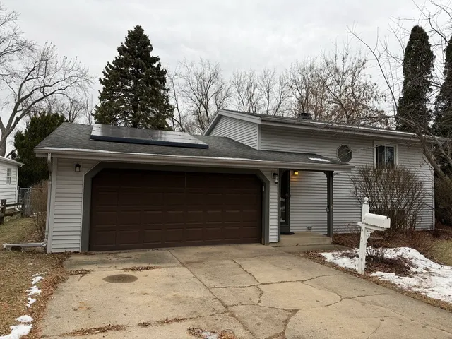 $329,900 | 316 Maplewood Lane, Crystal Lake, IL 60014
