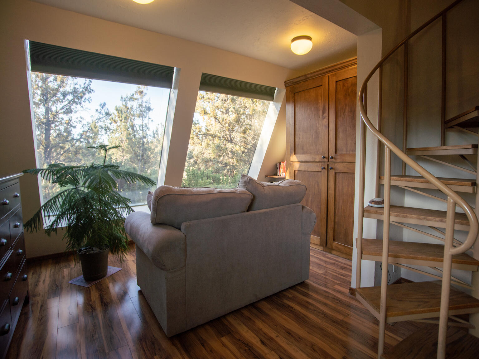 64295 Schibel Road Bend, OR 97703 - Photo 10 of 41 a living room with furniture and a large window