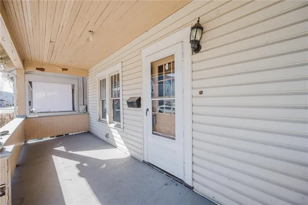 a view of an entryway with livingroom