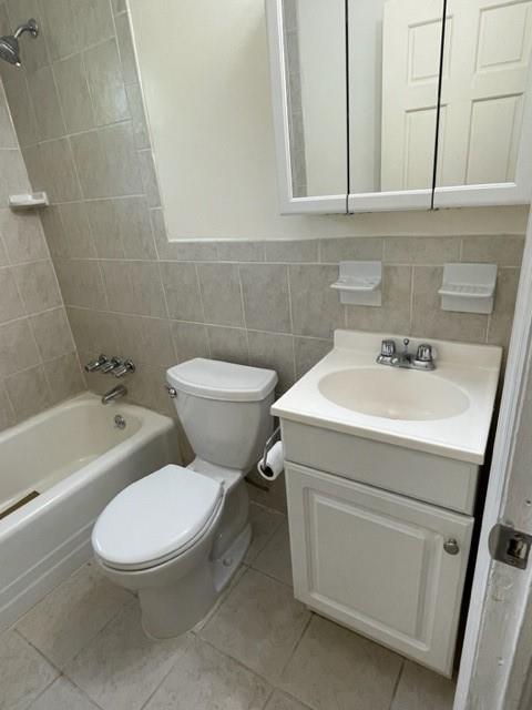 672 Clifton Road Southeast Atlanta, GA 30316 - Photo 5 of 7 a bathroom with a sink a toilet and bathtub